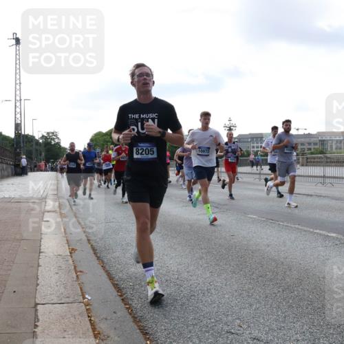 29.06.2025 - hella hamburg halbmarathon Lena Gebhardt http://msf.ph/oto/8469722 29.06.2025 09:55:29 Lombardsbrücke 5708, 14909, 8927, 1858, 8205, 15563, 5915, 1120, 1151, 1200, 1461, 1630, 1683, 1696, 1706, 1884, 1976, 2207, 2274, 2284, 2287, 2411, 2706, 2708, 2718, 2816, 3087, 3213, 3258, 3399, 3435, 3654, 3747, 3945, 3985, 4088, 4093, 4121, 4189, 4324, 4345, 4847, 4890, 4938, 5102, 5421, 5459, 5638, 5705, 5708, 5915, 6009, 6027, 6054, 6158, 6421, 6481, 6532, 6662, 6691, 6836, 6923, 6938, 7052, 7269, 7312, 7659, 8371, 8437, 8693, 8889, 9031, 9159, 9869, 9931, 11333 meine-sportfotos.de