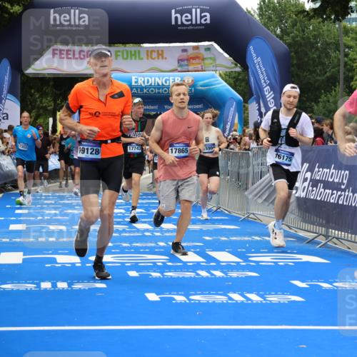 29.06.2025 - hella hamburg halbmarathon Strokosch-Dieckow http://msf.ph/oto/8469825 29.06.2025 10:46:41 Ziel 1920, 1942, 3976, 6630, 9051, 11858, 13525, 13554, 13940, 14541, 15026, 15133, 15714, 15900, 16175, 17353, 17669, 17743, 17865, 18297, 19128 meine-sportfotos.de