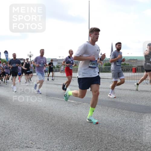 29.06.2025 - hella hamburg halbmarathon Lena Gebhardt http://msf.ph/oto/8469961 29.06.2025 09:55:30 Lombardsbrücke 14909, 1650, 14561, 18581, 15563, 1120, 1151, 1200, 1461, 1630, 1683, 1696, 1706, 1884, 1976, 2207, 2274, 2284, 2287, 2411, 2706, 2708, 2718, 2816, 2884, 3087, 3213, 3258, 3399, 3435, 3654, 3747, 3945, 3985, 4088, 4093, 4121, 4189, 4324, 4345, 4847, 4890, 4938, 5102, 5421, 5459, 5638, 5705, 5708, 5915, 6009, 6027, 6054, 6158, 6421, 6481, 6532, 6662, 6691, 6836, 6923, 6938, 6994, 7052, 7269, 7312, 7659, 8371, 8437, 8693, 8889, 9031, 9159, 9869, 9931, 11333 meine-sportfotos.de