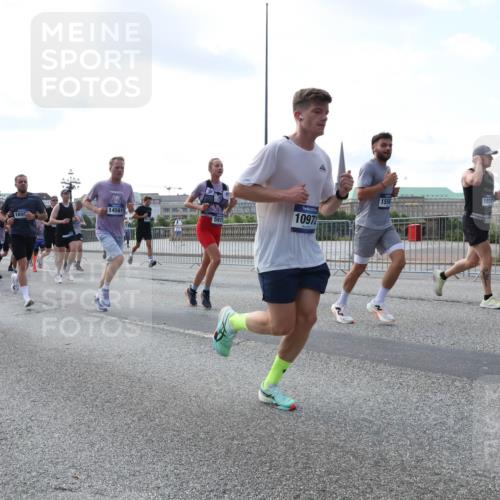 29.06.2025 - hella hamburg halbmarathon Lena Gebhardt http://msf.ph/oto/8469990 29.06.2025 09:55:30 Lombardsbrücke 8927, 4909, 165, 14561, 1556, 1120, 1151, 1200, 1461, 1630, 1683, 1696, 1706, 1884, 1976, 2207, 2274, 2284, 2287, 2411, 2706, 2708, 2718, 2816, 2884, 3087, 3213, 3258, 3399, 3435, 3654, 3747, 3945, 3985, 4121, 4189, 4324, 4345, 4847, 4890, 4938, 5102, 5421, 5459, 5638, 5705, 5708, 5915, 6009, 6027, 6054, 6158, 6421, 6481, 6532, 6662, 6691, 6836, 6923, 6938, 6994, 7052, 7269, 7312, 7659, 8371, 8437, 8693, 8889, 9031, 9159, 9869, 9931, 11333 meine-sportfotos.de