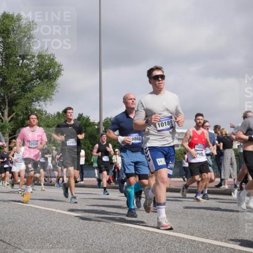 29.06.2025 - hella hamburg halbmarathon Luisa Fischer http://msf.ph/oto/8469999 29.06.2025 09:59:48 Kennedybrücke 11451, 12528, 381, 17665, 12482, 1833, 5868, 10189, 14562, 17133, 2396, 1381, 1833, 2074, 2111, 2378, 2396, 2839, 2869, 3575, 3652, 3791, 4770, 4897, 5194, 5839, 8112, 8313, 8618, 8661, 8710, 8813, 8863, 9876, 9985, 10189, 10859 meine-sportfotos.de