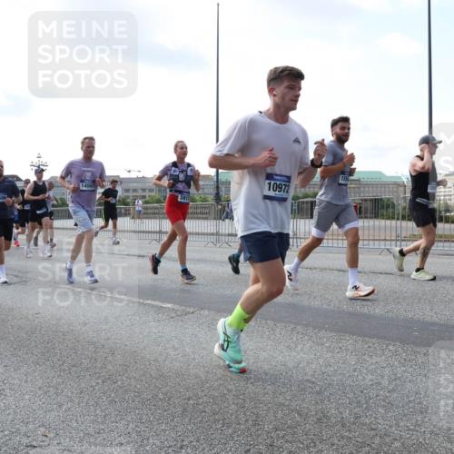 29.06.2025 - hella hamburg halbmarathon Lena Gebhardt http://msf.ph/oto/8470014 29.06.2025 09:55:30 Lombardsbrücke 14561, 8927, 16506, 1556, 5915, 1120, 1151, 1200, 1461, 1630, 1683, 1696, 1706, 1884, 1976, 2207, 2274, 2284, 2287, 2411, 2706, 2708, 2718, 2816, 2884, 3087, 3213, 3258, 3399, 3435, 3654, 3747, 3945, 3985, 4088, 4093, 4121, 4189, 4324, 4345, 4847, 4890, 4938, 5102, 5421, 5459, 5638, 5705, 5708, 5915, 6009, 6027, 6054, 6158, 6421, 6481, 6532, 6662, 6691, 6836, 6923, 6938, 6994, 7052, 7269, 7312, 7659, 8371, 8437, 8693, 8889, 9031, 9159, 9869, 9931, 11333 meine-sportfotos.de