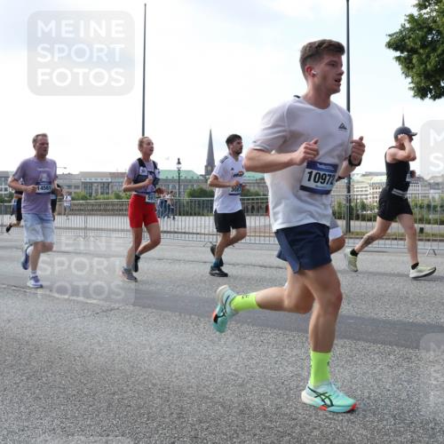 29.06.2025 - hella hamburg halbmarathon Lena Gebhardt http://msf.ph/oto/8470040 29.06.2025 09:55:31 Lombardsbrücke 4561, 591, 3087, 1120, 1151, 1200, 1461, 1630, 1683, 1696, 1706, 1884, 1976, 2207, 2274, 2284, 2287, 2411, 2706, 2708, 2718, 2884, 3087, 3213, 3258, 3399, 3435, 3654, 3692, 3747, 3945, 3985, 4088, 4093, 4121, 4189, 4324, 4345, 4601, 4847, 4890, 4938, 5102, 5421, 5459, 5638, 5705, 5708, 5915, 6009, 6027, 6054, 6158, 6421, 6481, 6532, 6662, 6691, 6836, 6938, 6994, 7052, 7269, 7312, 7659, 8371, 8437, 8693, 8889, 9031, 9159, 9869, 9931 meine-sportfotos.de
