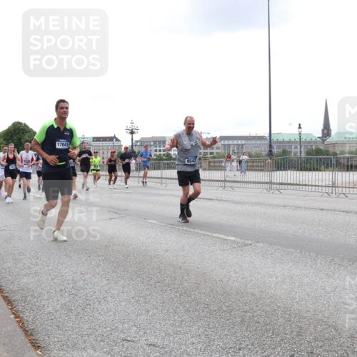 29.06.2025 - hella hamburg halbmarathon Lena Gebhardt http://msf.ph/oto/8470049 29.06.2025 10:32:55 Lombardsbrücke 17041, 9542, 1078, 1199, 1237, 1324, 1640, 1732, 2038, 2054, 2059, 2276, 2959, 3391, 3422, 3653, 3660, 3670, 3708, 3753, 3871, 4030, 4096, 4446, 4555, 4650, 5110, 5180, 5581, 5783, 5871, 5917, 5941, 6040, 6228, 6312, 6315, 6861, 7308, 7309, 7387, 7531, 7633, 7702, 7749, 7750, 7982, 8170, 8595, 8625, 8839, 9010, 9034, 9143, 9188, 9289, 9471, 9542, 9768, 10002, 10013, 10048, 10277, 11229, 11260, 11713, 11756, 12039, 12423, 12424, 14305, 14743, 15951 meine-sportfotos.de