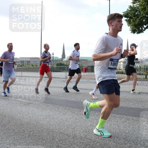 29.06.2025 - hella hamburg halbmarathon Lena Gebhardt http://msf.ph/oto/8470079 29.06.2025 09:55:31 Lombardsbrücke 4561, 1097, 1120, 1151, 1200, 1461, 1630, 1683, 1696, 1706, 1884, 1976, 2207, 2274, 2284, 2287, 2411, 2706, 2708, 2718, 2884, 3087, 3213, 3258, 3399, 3435, 3654, 3692, 3747, 3945, 3985, 4088, 4093, 4121, 4189, 4324, 4345, 4601, 4847, 4890, 4938, 5102, 5421, 5459, 5638, 5705, 5708, 5915, 6009, 6027, 6054, 6158, 6421, 6481, 6532, 6662, 6691, 6836, 6938, 6994, 7052, 7269, 7312, 7659, 8371, 8437, 8693, 8889, 9031, 9159, 9869, 9931 meine-sportfotos.de