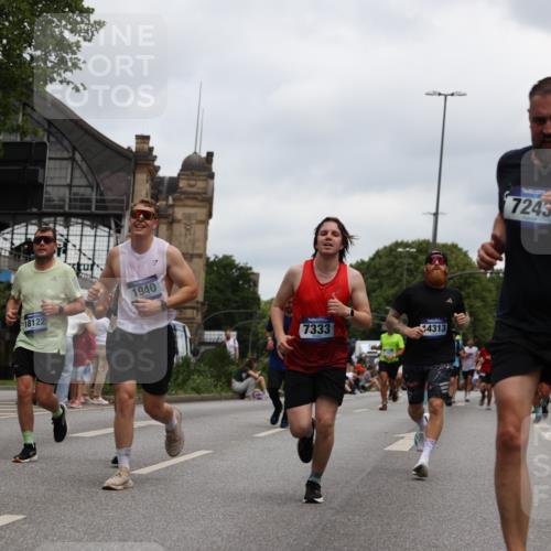 29.06.2025 - hella hamburg halbmarathon Yannick Fuchs http://msf.ph/oto/8470081 29.06.2025 10:57:35 20KM 1184, 1316, 1722, 1724, 1940, 1992, 2424, 2685, 3360, 4328, 4370, 5305, 5384, 5734, 6631, 7243, 7290, 7333, 8822, 9124, 9439, 9681, 10128, 10705, 10766, 10866, 11527, 11657, 11771, 12315, 12316, 12513, 12662, 13171, 13528, 13551, 14135, 14313, 14493, 15137, 15516, 15532, 15550, 15897, 16424, 16426, 16478, 16639, 16872, 17071, 17437, 17757, 17894, 18028, 18122, 18355, 18717 meine-sportfotos.de