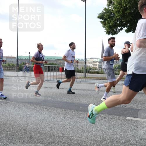 29.06.2025 - hella hamburg halbmarathon Lena Gebhardt http://msf.ph/oto/8470119 29.06.2025 09:55:31 Lombardsbrücke 5459, 16003, 4561, 1556, 1120, 1151, 1200, 1461, 1630, 1683, 1696, 1706, 1884, 1976, 2207, 2274, 2284, 2287, 2411, 2706, 2708, 2718, 2884, 3087, 3213, 3258, 3399, 3435, 3654, 3692, 3747, 3945, 3985, 4088, 4093, 4121, 4189, 4324, 4345, 4601, 4847, 4890, 4938, 5102, 5421, 5459, 5638, 5705, 5708, 5915, 6009, 6027, 6054, 6158, 6421, 6481, 6532, 6662, 6691, 6836, 6938, 6994, 7052, 7269, 7312, 7659, 8371, 8437, 8693, 8889, 9031, 9159, 9869, 9931 meine-sportfotos.de