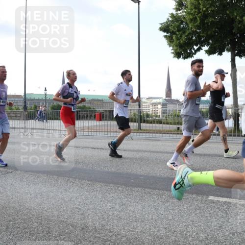 29.06.2025 - hella hamburg halbmarathon Lena Gebhardt http://msf.ph/oto/8470164 29.06.2025 09:55:31 Lombardsbrücke 1456, 1120, 1151, 1200, 1461, 1630, 1683, 1696, 1706, 1884, 1976, 2207, 2274, 2284, 2287, 2411, 2706, 2708, 2718, 2884, 3087, 3213, 3258, 3399, 3435, 3654, 3692, 3747, 3945, 3985, 4088, 4093, 4121, 4189, 4324, 4345, 4601, 4847, 4890, 4938, 5102, 5421, 5459, 5638, 5705, 5708, 5915, 6009, 6027, 6054, 6158, 6421, 6481, 6532, 6662, 6691, 6836, 6938, 6994, 7052, 7269, 7312, 7659, 8371, 8437, 8693, 8889, 9031, 9159, 9869, 9931 meine-sportfotos.de