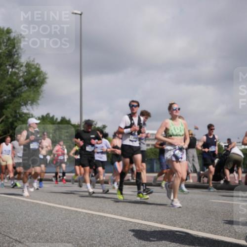 29.06.2025 - hella hamburg halbmarathon Luisa Fischer http://msf.ph/oto/8470194 29.06.2025 09:59:55 Kennedybrücke 1, 2074, 2111, 2814, 3652, 3791, 4726, 4770, 4897, 5013, 5319, 6631, 7177, 8651, 8813, 8930, 8968, 9246, 9985, 10040 meine-sportfotos.de