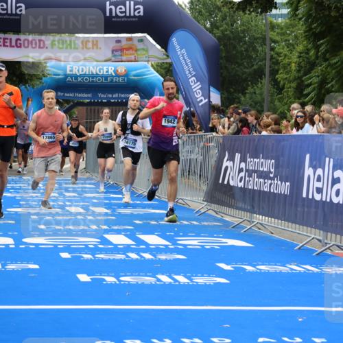 29.06.2025 - hella hamburg halbmarathon Strokosch-Dieckow http://msf.ph/oto/8470269 29.06.2025 10:46:40 Ziel 1920, 1942, 3976, 6630, 9051, 11858, 13525, 13554, 14541, 15026, 15133, 15206, 15714, 15900, 16175, 17353, 17669, 17743, 17865, 18297, 19128 meine-sportfotos.de