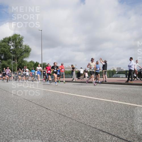 29.06.2025 - hella hamburg halbmarathon Luisa Fischer http://msf.ph/oto/8470514 29.06.2025 10:00:04 Kennedybrücke 1086, 1442, 2595, 2814, 3103, 4299, 4558, 4726, 5013, 5018, 5024, 5319, 5744, 6033, 6125, 6631, 6762, 6795, 7177, 7918, 8447, 8968, 9060, 9246, 9316, 10040, 10549, 10667 meine-sportfotos.de
