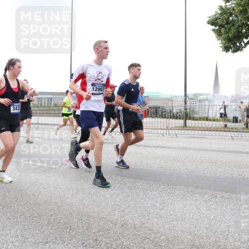 29.06.2025 - hella hamburg halbmarathon Lena Gebhardt http://msf.ph/oto/8470895 29.06.2025 10:32:58 Lombardsbrücke 13789, 100, 342, 12907, 1078, 1199, 1237, 1324, 1732, 1764, 2038, 2054, 2059, 2085, 2276, 2959, 3391, 3422, 3660, 3670, 3708, 3753, 3871, 4030, 4096, 4446, 4555, 4650, 5110, 5180, 5581, 5783, 5871, 5917, 6040, 6228, 6773, 6861, 7308, 7309, 7387, 7531, 7633, 7749, 7750, 7982, 8170, 8595, 8839, 9010, 9034, 9143, 9188, 9289, 9471, 9542, 9768, 10013, 10048, 10277, 11229, 11260, 11713, 11756, 11826, 12039, 12423, 12424, 14305, 14743, 15951 meine-sportfotos.de