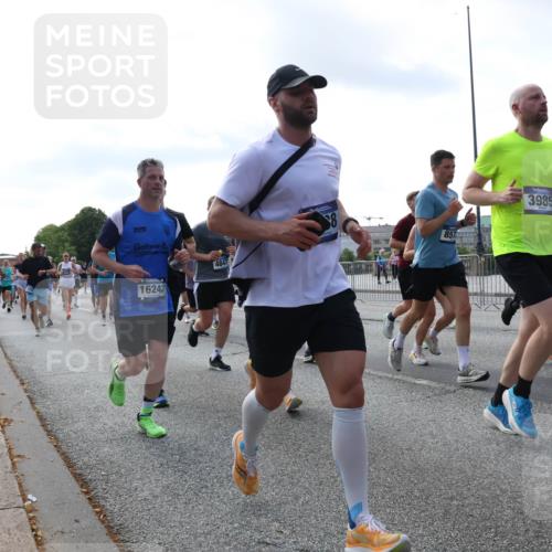 29.06.2025 - hella hamburg halbmarathon Lena Gebhardt http://msf.ph/oto/8471032 29.06.2025 09:55:34 Lombardsbrücke 16242, 4847, 857, 3985, 12, 1120, 1143, 1151, 1200, 1267, 1461, 1630, 1683, 1696, 1706, 1884, 1976, 2207, 2274, 2284, 2287, 2411, 2706, 2708, 2718, 2884, 3087, 3213, 3258, 3399, 3435, 3654, 3692, 3747, 3945, 3985, 4033, 4088, 4093, 4121, 4127, 4189, 4324, 4345, 4601, 4847, 4890, 4938, 5102, 5421, 5459, 5638, 5708, 5915, 6009, 6027, 6054, 6158, 6421, 6481, 6532, 6662, 6691, 6836, 6938, 6994, 7052, 7269, 7312, 8371, 8437, 8693, 8889, 9031, 9159, 9869, 9931 meine-sportfotos.de