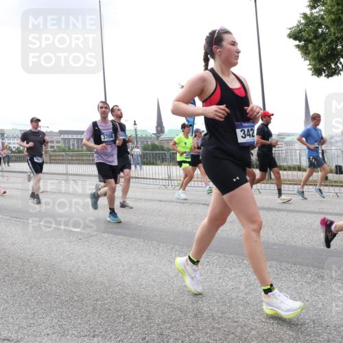 29.06.2025 - hella hamburg halbmarathon Lena Gebhardt http://msf.ph/oto/8471037 29.06.2025 10:32:59 Lombardsbrücke 15997, 13789, 3708, 502, 342, 14347, 1078, 1199, 1237, 1324, 1732, 1764, 2038, 2054, 2059, 2085, 2276, 2959, 3391, 3422, 3660, 3670, 3708, 3753, 3871, 4030, 4096, 4446, 4555, 4650, 5110, 5180, 5581, 5783, 5871, 5917, 6040, 6228, 6773, 6861, 7308, 7309, 7387, 7531, 7633, 7749, 7750, 7982, 8170, 8595, 8839, 9010, 9034, 9143, 9188, 9289, 9471, 9542, 9768, 10013, 10048, 10277, 11229, 11260, 11713, 11756, 11826, 12039, 12423, 12424, 14305, 14743, 15951 meine-sportfotos.de