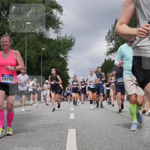 29.06.2025 - hella hamburg halbmarathon Luisa Fischer http://msf.ph/oto/8471084 29.06.2025 10:44:05 Kennedybrücke 13410, 19168, 6750, 6289, 16955, 4341, 6806, 10940, 2042, 1018, 1075, 1323, 2042, 3293, 3306, 4906, 5753, 6076, 6098, 6163, 6806, 7108, 7956, 8378, 9237 meine-sportfotos.de
