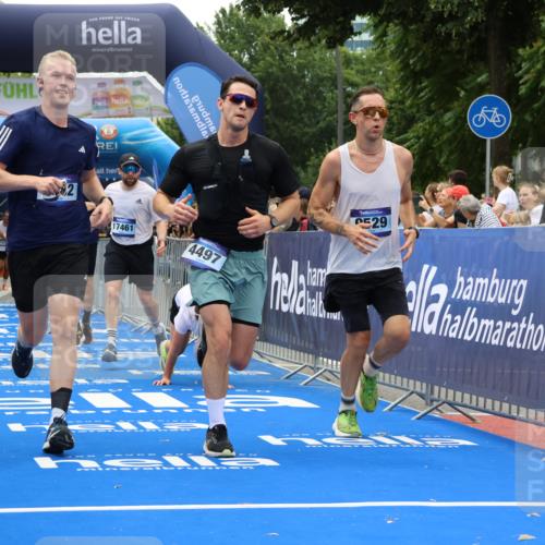 29.06.2025 - hella hamburg halbmarathon Strokosch-Dieckow http://msf.ph/oto/8471229 29.06.2025 10:46:30 Ziel 2222, 2842, 4237, 4497, 5459, 6421, 6978, 7335, 8482, 8981, 9051, 9232, 9386, 9529, 9786, 11185, 11773, 12891, 13525, 13554, 14045, 14228, 14482, 15026, 15133, 15157, 15206, 17281, 17461, 18637, 18882, 19209 meine-sportfotos.de