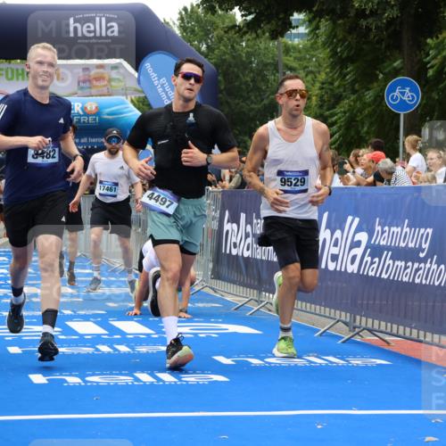 29.06.2025 - hella hamburg halbmarathon Strokosch-Dieckow http://msf.ph/oto/8471279 29.06.2025 10:46:30 Ziel 2222, 2842, 4237, 4497, 5459, 6421, 6978, 7335, 8482, 8981, 9051, 9232, 9386, 9529, 9786, 11185, 11773, 12891, 13525, 13554, 14045, 14228, 14482, 15026, 15133, 15157, 15206, 17281, 17461, 18637, 18882, 19209 meine-sportfotos.de