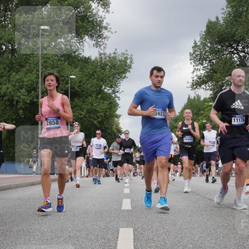 29.06.2025 - hella hamburg halbmarathon Luisa Fischer http://msf.ph/oto/8471345 29.06.2025 10:44:12 Kennedybrücke 1717, 17959, 2858, 19026, 1691, 16297, 5927, 16450, 12699, 11176, 9962, 8, 1075, 1323, 4906, 6098, 6806, 7585, 7956, 8429, 8430, 9237, 9962 meine-sportfotos.de