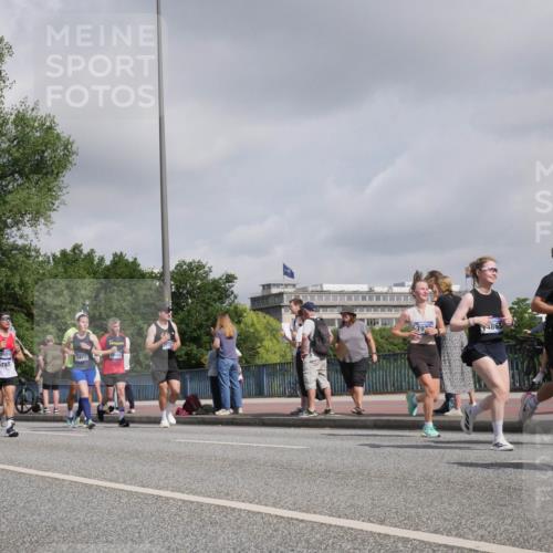 29.06.2025 - hella hamburg halbmarathon Luisa Fischer http://msf.ph/oto/8471361 29.06.2025 10:00:39 Kennedybrücke 18810, 7478, 792, 865, 677, 1258, 1320, 1321, 1335, 1870, 2397, 4379, 4986, 6569, 6628, 6776, 7478, 7594, 7646, 7724, 7952, 7973, 8176, 8689, 8973, 9227 meine-sportfotos.de
