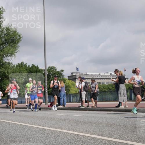 29.06.2025 - hella hamburg halbmarathon Luisa Fischer http://msf.ph/oto/8471376 29.06.2025 10:00:39 Kennedybrücke 17789, 7973, 14865, 18810, 7478, 16008, 16008, 1258, 1320, 1321, 1335, 1870, 2397, 4379, 4986, 6569, 6628, 6776, 7478, 7594, 7646, 7724, 7952, 7973, 8176, 8689, 8973, 9227 meine-sportfotos.de