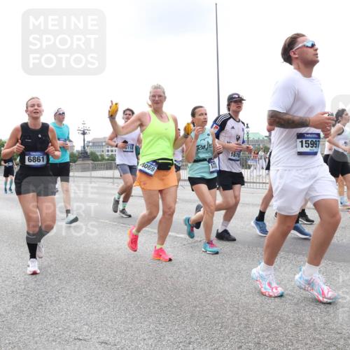 29.06.2025 - hella hamburg halbmarathon Lena Gebhardt http://msf.ph/oto/8471397 29.06.2025 10:33:01 Lombardsbrücke 16502, 9768, 6861, 5110, 8069, 173, 1670, 15997, 1078, 1199, 1237, 1324, 1732, 1764, 2038, 2054, 2059, 2085, 2276, 2838, 2959, 3391, 3422, 3660, 3670, 3708, 3753, 3871, 4030, 4096, 4445, 4446, 4555, 4650, 5110, 5180, 5581, 5871, 5917, 6040, 6773, 6861, 7308, 7309, 7387, 7531, 7633, 7749, 7750, 7982, 8170, 8595, 8839, 9010, 9034, 9143, 9188, 9289, 9471, 9542, 9768, 10013, 10048, 10277, 11229, 11260, 11713, 11756, 11826, 12039, 12423, 12424, 14305, 14743, 15951 meine-sportfotos.de