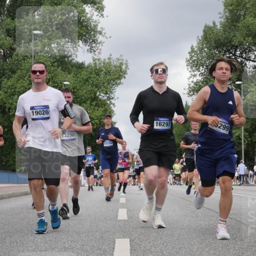 29.06.2025 - hella hamburg halbmarathon Luisa Fischer http://msf.ph/oto/8471573 29.06.2025 10:44:18 Kennedybrücke 866, 19026, 13290, 3121, 15154, 4234, 3, 16297, 8299, 4906, 7293, 7585, 8429, 8430, 8878, 9962 meine-sportfotos.de