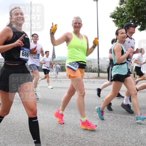 29.06.2025 - hella hamburg halbmarathon Lena Gebhardt http://msf.ph/oto/8471669 29.06.2025 10:33:02 Lombardsbrücke 686, 50, 5110, 8069, 131, 1078, 1237, 1324, 1732, 1764, 2038, 2054, 2059, 2085, 2276, 2838, 2959, 3391, 3422, 3660, 3670, 3708, 3753, 3871, 4030, 4096, 4445, 4446, 4555, 4650, 5110, 5180, 5581, 5917, 6040, 6773, 6861, 7308, 7309, 7387, 7531, 7633, 7749, 7750, 7982, 8170, 8595, 8839, 9010, 9034, 9143, 9188, 9289, 9471, 9542, 9768, 10013, 10048, 10277, 11229, 11260, 11713, 11756, 11826, 12039, 12423, 12424, 14305, 14743, 15951 meine-sportfotos.de