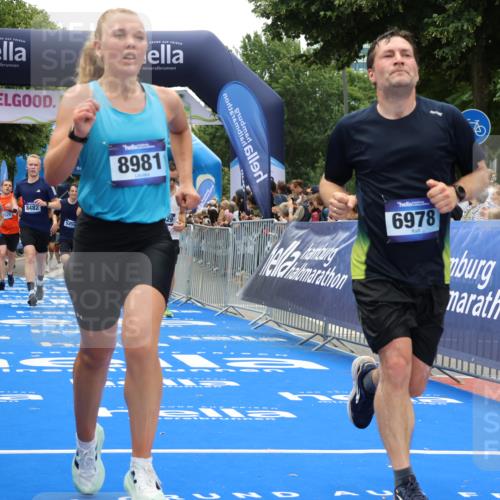 29.06.2025 - hella hamburg halbmarathon Strokosch-Dieckow http://msf.ph/oto/8471720 29.06.2025 10:46:28 Ziel 2222, 2842, 4237, 4497, 5459, 6421, 6978, 7335, 8482, 8981, 9232, 9386, 9529, 9786, 11185, 11773, 12171, 12651, 12891, 13525, 13698, 14045, 14228, 14482, 15133, 15157, 15206, 16127, 17281, 17461, 18211, 18637, 18882, 19209 meine-sportfotos.de