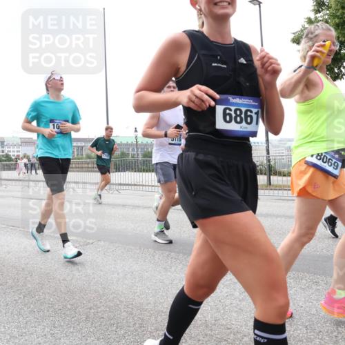 29.06.2025 - hella hamburg halbmarathon Lena Gebhardt http://msf.ph/oto/8471736 29.06.2025 10:33:02 Lombardsbrücke 10, 17157, 6861, 8069, 1078, 1237, 1324, 1732, 1764, 2038, 2054, 2059, 2085, 2276, 2838, 2959, 3391, 3422, 3660, 3670, 3708, 3753, 3871, 4030, 4096, 4445, 4446, 4555, 4650, 5110, 5180, 5581, 5917, 6040, 6773, 6861, 7308, 7309, 7387, 7531, 7633, 7749, 7750, 7982, 8170, 8595, 8839, 9010, 9034, 9143, 9188, 9289, 9471, 9542, 9768, 10013, 10048, 10277, 11229, 11260, 11713, 11756, 11826, 12039, 12423, 12424, 14305, 14743, 15951 meine-sportfotos.de