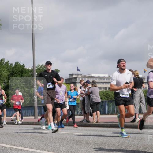 29.06.2025 - hella hamburg halbmarathon Luisa Fischer http://msf.ph/oto/8471873 29.06.2025 10:00:53 Kennedybrücke 2636, 9835, 1912055, 7976, 15712, 19000, 1179, 1563, 2448, 2488, 2612, 2636, 3251, 4814, 5093, 5672, 6164, 6356, 7409, 7976, 8508, 9057, 9065, 9145, 9656, 9835 meine-sportfotos.de