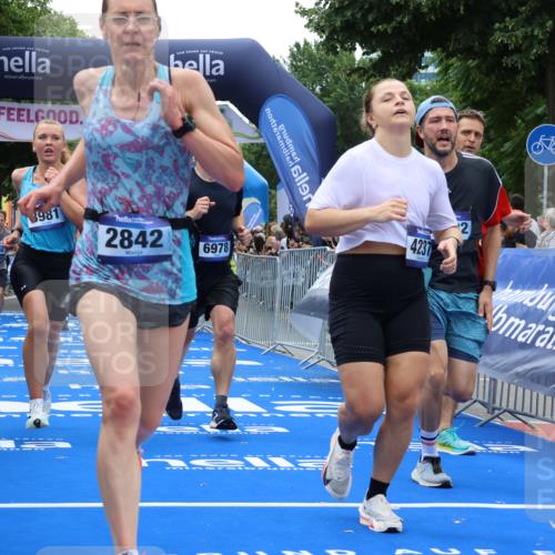 29.06.2025 - hella hamburg halbmarathon Strokosch-Dieckow http://msf.ph/oto/8471986 29.06.2025 10:46:27 Ziel 1600, 2222, 2842, 4237, 4497, 5459, 6421, 6978, 7335, 8142, 8482, 8981, 9232, 9386, 9529, 9786, 11185, 11773, 12171, 12651, 12891, 13525, 13698, 14045, 14228, 14482, 15157, 15206, 16127, 17281, 17461, 18211, 18637, 18882, 19209 meine-sportfotos.de