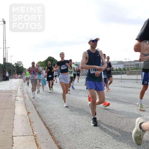 29.06.2025 - hella hamburg halbmarathon Lena Gebhardt http://msf.ph/oto/8472002 29.06.2025 09:55:38 Lombardsbrücke 9934, 4461, 1691, 11819, 13894, 1781, 1594, 10, 1120, 1120, 1143, 1151, 1200, 1216, 1267, 1461, 1630, 1683, 1696, 1706, 1884, 1976, 2207, 2274, 2284, 2287, 2411, 2706, 2708, 2718, 2884, 3087, 3213, 3258, 3399, 3435, 3654, 3692, 3747, 3945, 3985, 4033, 4088, 4093, 4127, 4189, 4324, 4345, 4346, 4601, 4847, 4890, 4938, 5102, 5421, 5459, 5708, 5915, 6009, 6027, 6054, 6158, 6421, 6481, 6532, 6662, 6691, 6836, 6938, 6994, 7052, 7056, 7100, 7224, 7269, 7312, 8693, 8889 meine-sportfotos.de