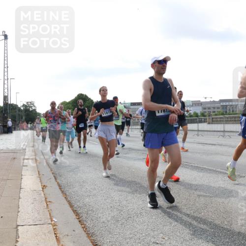29.06.2025 - hella hamburg halbmarathon Lena Gebhardt http://msf.ph/oto/8472070 29.06.2025 09:55:38 Lombardsbrücke 9934, 11819, 13894, 17815, 271, 10, 11, 1120, 1143, 1151, 1200, 1216, 1267, 1461, 1630, 1683, 1696, 1706, 1884, 1976, 2207, 2274, 2284, 2287, 2411, 2706, 2708, 2718, 2884, 3087, 3213, 3258, 3399, 3435, 3654, 3692, 3747, 3945, 3985, 4033, 4088, 4093, 4127, 4189, 4324, 4345, 4346, 4601, 4847, 4890, 4938, 5102, 5421, 5459, 5708, 5915, 6009, 6027, 6054, 6158, 6421, 6481, 6532, 6662, 6691, 6836, 6938, 6994, 7052, 7056, 7100, 7224, 7269, 7312, 8693, 8889 meine-sportfotos.de