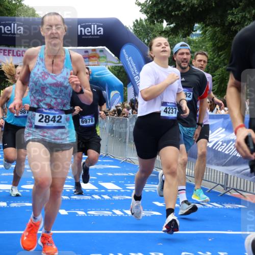29.06.2025 - hella hamburg halbmarathon Strokosch-Dieckow http://msf.ph/oto/8472087 29.06.2025 10:46:27 Ziel 1600, 2222, 2842, 4237, 4497, 5459, 6421, 6978, 7335, 8142, 8482, 8981, 9232, 9386, 9529, 9786, 11185, 11773, 12171, 12651, 12891, 13525, 13698, 14045, 14228, 14482, 15157, 15206, 16127, 17281, 17461, 18211, 18637, 18882, 19209 meine-sportfotos.de