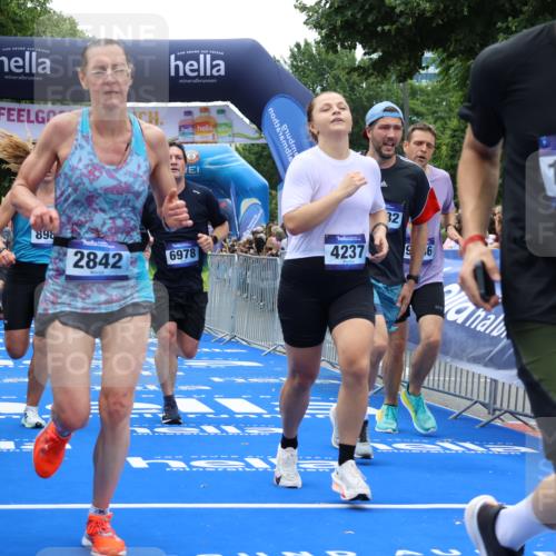 29.06.2025 - hella hamburg halbmarathon Strokosch-Dieckow http://msf.ph/oto/8472139 29.06.2025 10:46:27 Ziel 1600, 2222, 2842, 4237, 4497, 5459, 6421, 6978, 7335, 8142, 8482, 8981, 9232, 9386, 9529, 9786, 11185, 11773, 12171, 12651, 12891, 13525, 13698, 14045, 14228, 14482, 15157, 15206, 16127, 17281, 17461, 18211, 18637, 18882, 19209 meine-sportfotos.de