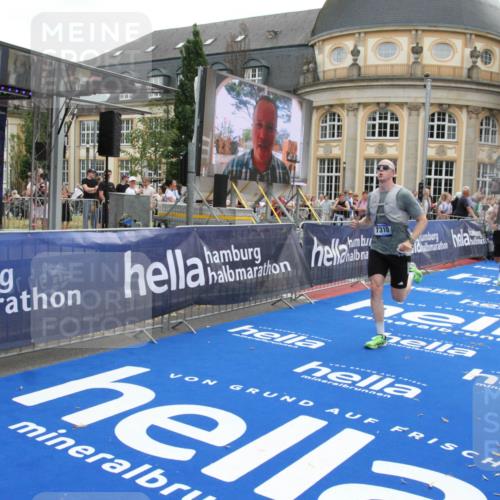 29.06.2025 - hella hamburg halbmarathon Michael Strokosch http://msf.ph/oto/8472209 29.06.2025 10:36:57 Ziel 3959, 5307, 7310, 11620, 13141, 14691, 15939, 18384 meine-sportfotos.de