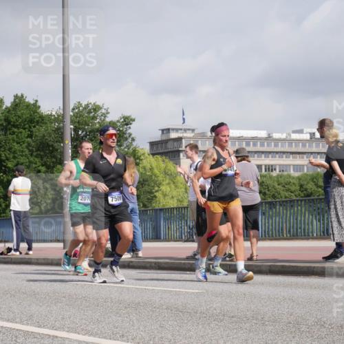 29.06.2025 - hella hamburg halbmarathon Luisa Fischer http://msf.ph/oto/8472270 29.06.2025 10:01:03 Kennedybrücke 11757, 2070, 7509, 2070, 2417, 2711, 3114, 3251, 4903, 5775, 5894, 6164, 6580, 6897, 7065, 7409, 7509, 7896, 8449, 8590, 9012, 9057, 9562 meine-sportfotos.de