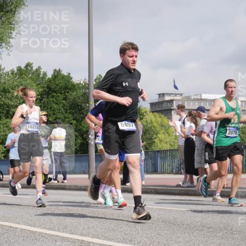 29.06.2025 - hella hamburg halbmarathon Luisa Fischer http://msf.ph/oto/8472322 29.06.2025 10:01:04 Kennedybrücke 896, 16213, 590, 113, 6897, 2070, 1815, 2070, 2417, 2711, 3114, 4903, 5775, 5894, 6164, 6580, 6897, 7065, 7409, 7509, 7896, 8449, 8590, 9012, 9562 meine-sportfotos.de