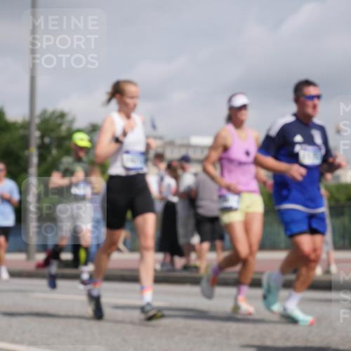 29.06.2025 - hella hamburg halbmarathon Luisa Fischer http://msf.ph/oto/8472365 29.06.2025 10:01:06 Kennedybrücke 1815, 2070, 2417, 2711, 3114, 4903, 5378, 5775, 5894, 6580, 6897, 7065, 7409, 7509, 7896, 8311, 8449, 8590, 9012, 9562 meine-sportfotos.de