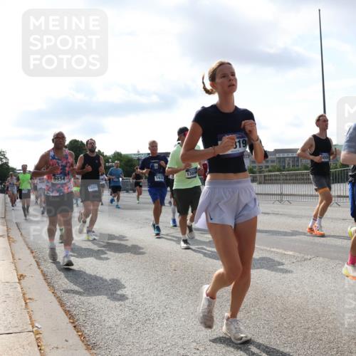 29.06.2025 - hella hamburg halbmarathon Lena Gebhardt http://msf.ph/oto/8472405 29.06.2025 09:55:39 Lombardsbrücke 9934, 163, 13894, 1691, 319, 830, 14594, 1120, 1143, 1151, 1216, 1267, 1461, 1630, 1683, 1696, 1706, 1884, 1976, 2207, 2274, 2284, 2287, 2411, 2706, 2708, 2718, 2884, 3087, 3213, 3399, 3435, 3654, 3692, 3747, 3945, 3985, 4033, 4088, 4093, 4127, 4189, 4324, 4345, 4346, 4601, 4847, 4890, 4938, 5102, 5421, 5459, 5708, 5915, 6009, 6054, 6158, 6421, 6481, 6532, 6662, 6691, 6836, 6938, 6994, 7052, 7056, 7100, 7224, 7269, 7312, 8693, 8889 meine-sportfotos.de