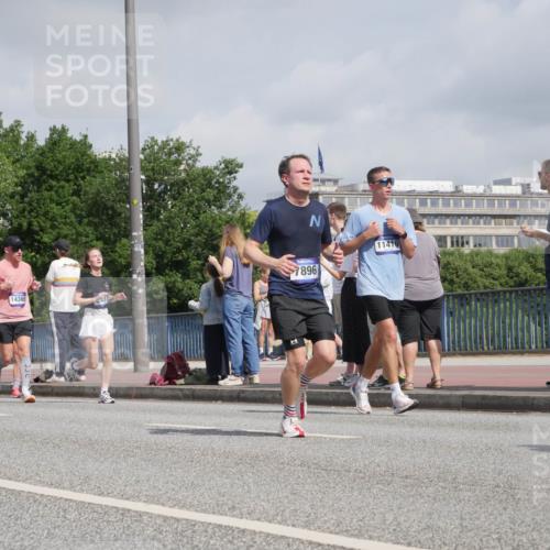 29.06.2025 - hella hamburg halbmarathon Luisa Fischer http://msf.ph/oto/8472434 29.06.2025 10:01:08 Kennedybrücke 14626, 14365, 11416, 896, 417, 1815, 2070, 2417, 2711, 3041, 3114, 4903, 5378, 5775, 5894, 6272, 6580, 7065, 7509, 7896, 8311, 8449, 8590, 9012, 9562 meine-sportfotos.de