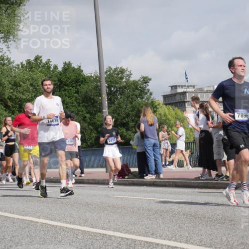 29.06.2025 - hella hamburg halbmarathon Luisa Fischer http://msf.ph/oto/8472455 29.06.2025 10:01:08 Kennedybrücke 19244, 580, 14626, 14365, 2417, 11416, 7896, 1815, 2070, 2417, 2711, 3041, 3114, 4903, 5378, 5775, 5894, 6272, 6580, 7065, 7509, 7896, 8311, 8449, 8590, 9012, 9562 meine-sportfotos.de