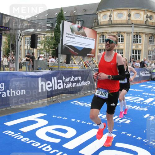 29.06.2025 - hella hamburg halbmarathon Michael Strokosch http://msf.ph/oto/8472474 29.06.2025 10:37:01 Ziel 1385, 1411, 3959, 5307, 5315, 11620, 14691, 15261, 17024, 17125, 18384 meine-sportfotos.de