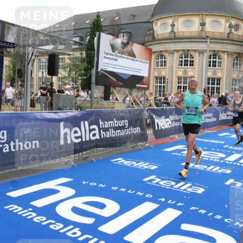 29.06.2025 - hella hamburg halbmarathon Michael Strokosch http://msf.ph/oto/8472531 29.06.2025 10:37:05 Ziel 1385, 1411, 5315, 6123, 6458, 10738, 11120, 11620, 15261, 15410, 16992, 17024, 17125, 17658 meine-sportfotos.de