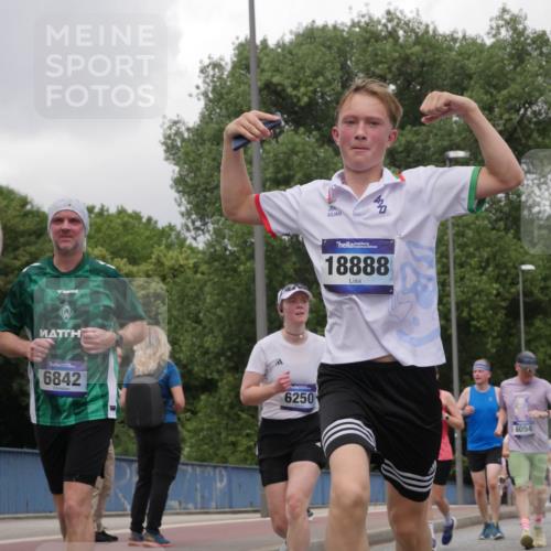 29.06.2025 - hella hamburg halbmarathon Luisa Fischer http://msf.ph/oto/8472561 29.06.2025 10:44:43 Kennedybrücke 6842, 6250, 18888, 8054, 15076, 2805, 3344, 4412, 5688, 5928, 7661, 8769 meine-sportfotos.de