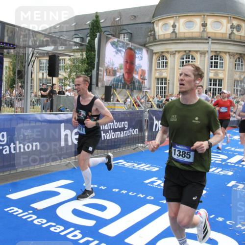 29.06.2025 - hella hamburg halbmarathon Michael Strokosch http://msf.ph/oto/8472616 29.06.2025 10:37:07 Ziel 1385, 1411, 5315, 6123, 6458, 7482, 9178, 10738, 11120, 15261, 15410, 16992, 17024, 17125, 17658 meine-sportfotos.de