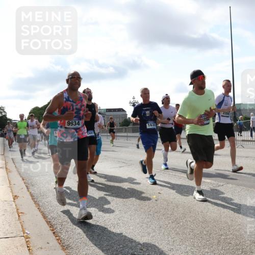 29.06.2025 - hella hamburg halbmarathon Lena Gebhardt http://msf.ph/oto/8472685 29.06.2025 09:55:40 Lombardsbrücke 949, 9934, 1630, 1691, 954, 2284, 1120, 1143, 1151, 1216, 1267, 1461, 1630, 1683, 1696, 1706, 1884, 1976, 2207, 2274, 2284, 2287, 2411, 2706, 2708, 2718, 2884, 3087, 3213, 3399, 3435, 3543, 3654, 3692, 3747, 3945, 3985, 4033, 4088, 4093, 4127, 4189, 4324, 4345, 4346, 4601, 4847, 4890, 4938, 5102, 5421, 5459, 5708, 5915, 6009, 6054, 6158, 6421, 6481, 6532, 6662, 6691, 6836, 6938, 6994, 7052, 7056, 7100, 7224, 7269, 7312, 8693, 8889 meine-sportfotos.de