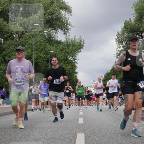29.06.2025 - hella hamburg halbmarathon Luisa Fischer http://msf.ph/oto/8472696 29.06.2025 10:44:46 Kennedybrücke 8054, 5689, 5928, 4775, 17851, 11482, 280, 16454, 185, 2805, 3344, 4412, 4774, 5688, 5928, 8769, 9009 meine-sportfotos.de