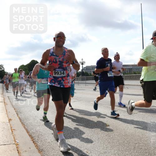 29.06.2025 - hella hamburg halbmarathon Lena Gebhardt http://msf.ph/oto/8472779 29.06.2025 09:55:40 Lombardsbrücke 9934, 163, 1389, 1446, 1120, 1143, 1151, 1216, 1267, 1461, 1630, 1683, 1696, 1706, 1884, 1976, 2207, 2274, 2284, 2287, 2411, 2706, 2708, 2718, 2884, 3087, 3213, 3399, 3435, 3543, 3654, 3692, 3747, 3945, 3985, 4033, 4088, 4093, 4127, 4189, 4324, 4345, 4346, 4601, 4847, 4890, 4938, 5102, 5421, 5459, 5708, 5915, 6009, 6054, 6158, 6421, 6481, 6532, 6662, 6691, 6836, 6938, 6994, 7052, 7056, 7100, 7224, 7269, 7312, 8693, 8889 meine-sportfotos.de