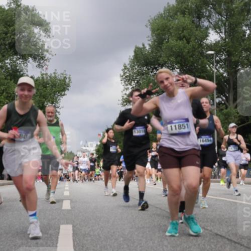 29.06.2025 - hella hamburg halbmarathon Luisa Fischer http://msf.ph/oto/8472925 29.06.2025 10:44:52 Kennedybrücke 88, 1301, 6278, 11851, 16454, 1314, 2229, 3694, 4774, 5086, 5688, 7821, 8293, 9009, 9370, 10027 meine-sportfotos.de